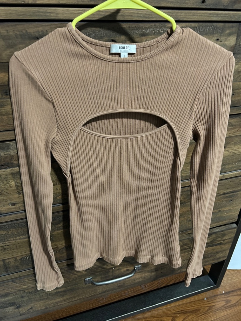AGOLDE  Lyza Ribbed Long-Sleeve Cutout Top in Taupe/ Brown. Organic. Made in USA
